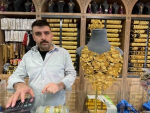 elazigda-satafatli-dugunlerin-vazgecilmezi-imitasyon-takilara-artan-ilgi-XwUPYOFr.jpg