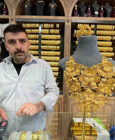 elazigda-satafatli-dugunlerin-vazgecilmezi-imitasyon-takilara-artan-ilgi-XwUPYOFr.jpg