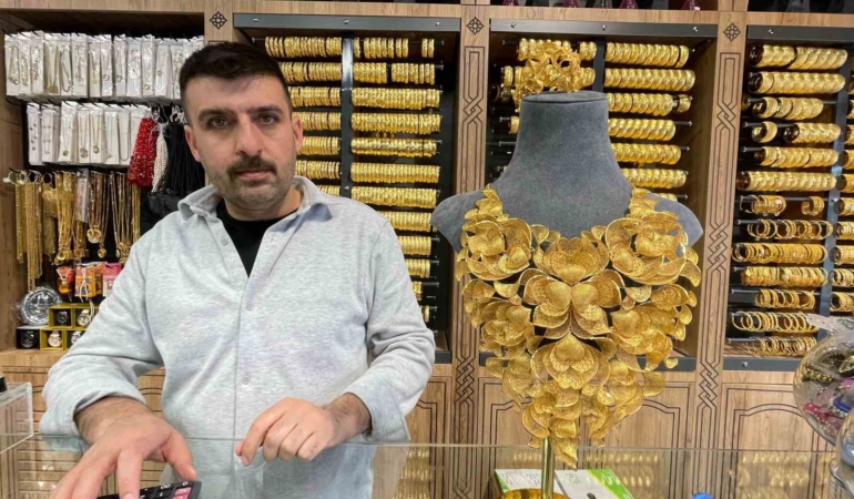 elazigda-satafatli-dugunlerin-vazgecilmezi-imitasyon-takilara-artan-ilgi-XwUPYOFr.jpg