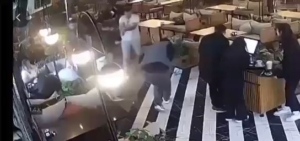 elazigda-silahli-saldiri-iki-kisinin-yaralandigi-anlar-guvenlik-kamerasinda-Z3qJffud.jpg