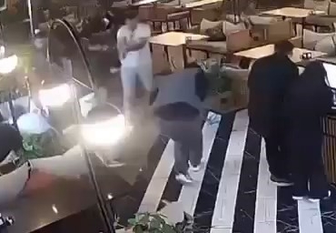elazigda-silahli-saldiri-iki-kisinin-yaralandigi-anlar-guvenlik-kamerasinda-Z3qJffud.jpg