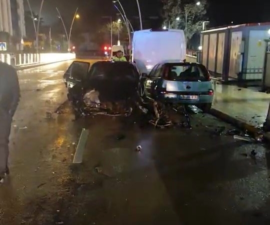 elazigda-ters-yone-giren-otomobilin-dehset-dolu-anlari-4-yarali-w2gzkyRO.jpg