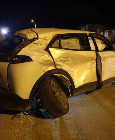 elazigda-tir-ve-otomobil-carpisti-4-kisi-yaralandi-9Od9SEuG.jpg