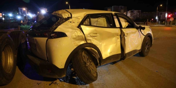 Elazığ'da Tır ve Otomobil Çarpıştı: 4 Kişi Yaralandı Elazığ’da Tır ve Otomobil Çarpıştı: 4 Kişi Yaralandı