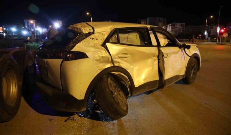 elazigda-tir-ve-otomobil-carpisti-4-kisi-yaralandi-9Od9SEuG.jpg