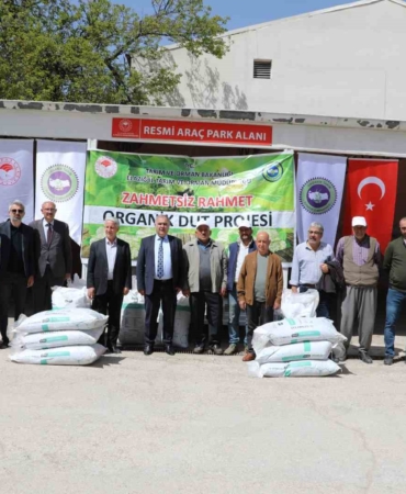 elazigda-ureticilere-25-ton-gubre-dagitiminda-yeni-bir-donem-basladi-5cqxr5IQ.jpg