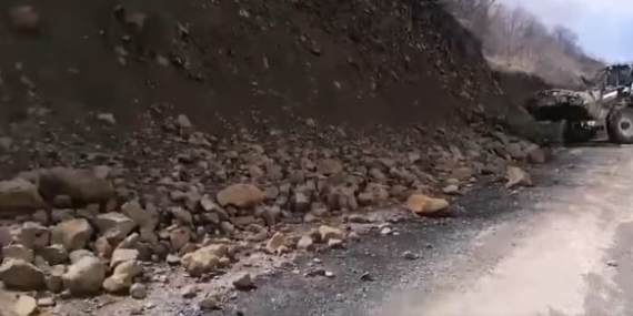 Elazığ'da Yolda Görülen Kaya Parçalarının Temizlenmesi Elazığ’da Yolda Görülen Kaya Parçalarının Temizlenmesi