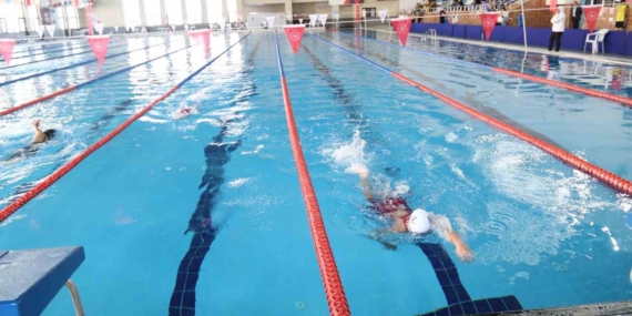 Elazığ'da Yüzücüler Heyecan Dolu Yarışlara İmza Attı Elazığ’da Yüzücüler Heyecan Dolu Yarışlara İmza Attı