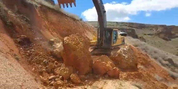 Elazığ'ın Köy Yollarında Kaya Düşmelerine Karşı Yenilikçi Çalışma Başlatıldı Elazığ’ın Köy Yollarında Kaya Düşmelerine Karşı Yenilikçi Çalışma Başlatıldı
