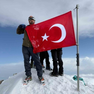 elazigli-dagci-13-saatte-karla-kapli-erciyes-daginin-zirvesine-ulasti-ASbGaGuK.jpg