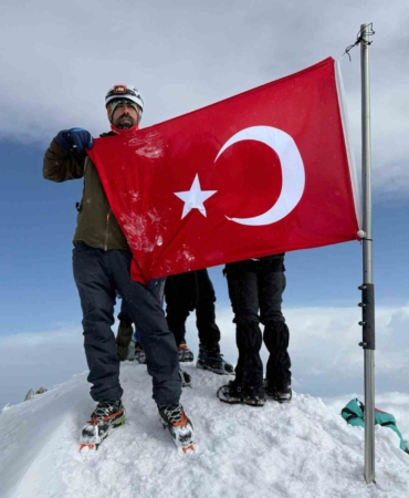 elazigli-dagci-13-saatte-karla-kapli-erciyes-daginin-zirvesine-ulasti-ASbGaGuK.jpg