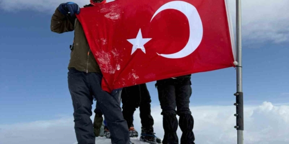 Elazığlı Dağcı, 13 Saatte Karla Kaplı Erciyes Dağı'nın Zirvesine Ulaştı Elazığlı Dağcı, 13 Saatte Karla Kaplı Erciyes Dağı’nın Zirvesine Ulaştı
