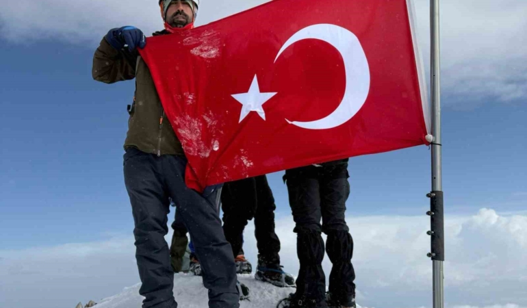 elazigli-dagci-13-saatte-karla-kapli-erciyes-daginin-zirvesine-ulasti-ASbGaGuK.jpg