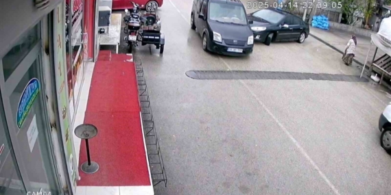 Eruh'ta Maddi Hasarlı Kaza Anı Güvenlik Kamerasında Görüntülendi Eruh’ta Maddi Hasarlı Kaza Anı Güvenlik Kamerasında Görüntülendi