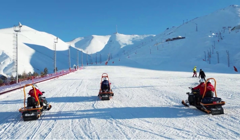 erzurum-jandarmasi-kayak-merkezlerinde-mahsur-kalan-651-vatandasi-kurtardi-752-yaraliyi-hastanelere-iletti-xnCsmEL7.jpg