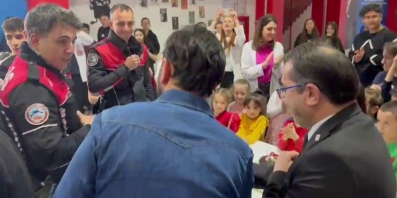 Erzurum'da Kavga İhbarına Giden Polise Pastalı Şaşırtıcı Sürpriz Erzurum’da Kavga İhbarına Giden Polise Pastalı Şaşırtıcı Sürpriz