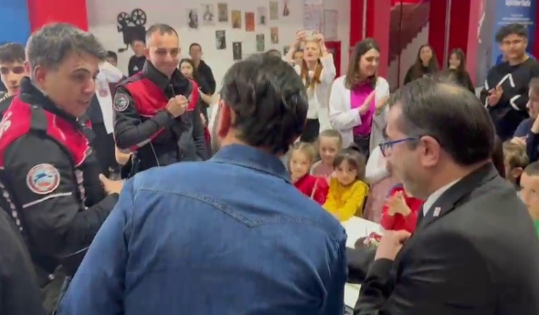 erzurumda-kavga-ihbarina-giden-polise-pastali-sasirtici-surpriz-pXwb7n6C.jpg