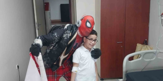 Erzurum'da Pijamalı Örümcek Adam Ayaz Salih Koç ile Çocukların Gülümsemesi Erzurum’da Pijamalı Örümcek Adam Ayaz Salih Koç ile Çocukların Gülümsemesi