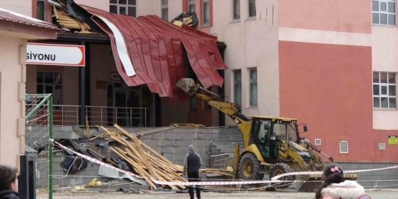Erzurum'da Şiddetli Rüzgâr ve Fırtına Felaketi: Doğa'nın Gücü Ortaya Çıktı Erzurum’da Şiddetli Rüzgâr ve Fırtına Felaketi: Doğa’nın Gücü Ortaya Çıktı
