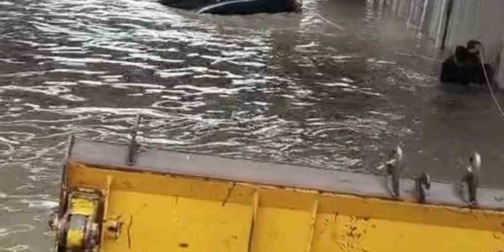 Fırat EDAŞ Kepçe Operatörü, Mahsur Kalan Sürücüyü Hayata Döndürdü Fırat EDAŞ Kepçe Operatörü, Mahsur Kalan Sürücüyü Hayata Döndürdü