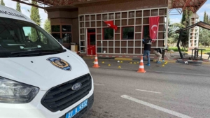 gaziantep-havalimaninda-silah-sesleri-polis-ve-sivil-yaralilar-k3OeqaUD.jpg