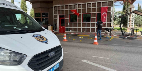 Gaziantep Havalimanı'nda Silah Sesleri: Polis ve Sivil Yaralılar! Gaziantep Havalimanı’nda Silah Sesleri: Polis ve Sivil Yaralılar!
