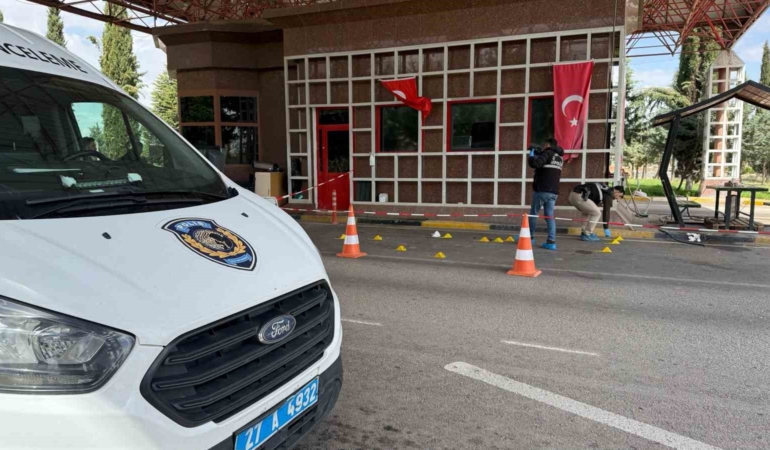 gaziantep-havalimaninda-silah-sesleri-polis-ve-sivil-yaralilar-k3OeqaUD.jpg