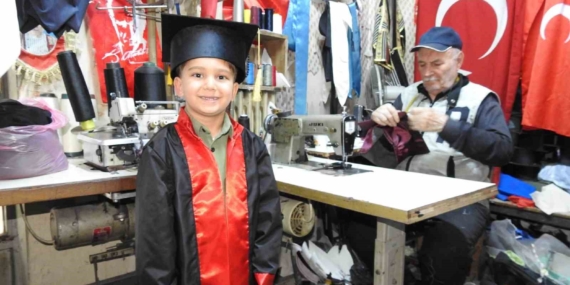 Gaziantep'in Usta Terzisi: 60 Yıldır Cübbe Diken Efsanevi Zanaatkar Gaziantep’in Usta Terzisi: 60 Yıldır Cübbe Diken Efsanevi Zanaatkar