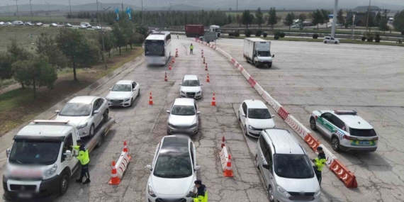 Gaziantep'te Dronla Yapılan Trafik Denetiminde 116 Sürücüye 160 Bin TL Ceza Kesildi Gaziantep’te Dronla Yapılan Trafik Denetiminde 116 Sürücüye 160 Bin TL Ceza Kesildi