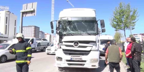 Gaziantep'te İki Tır Çarpıştı: Bir Kişi Yaralandı Gaziantep’te İki Tır Çarpıştı: Bir Kişi Yaralandı