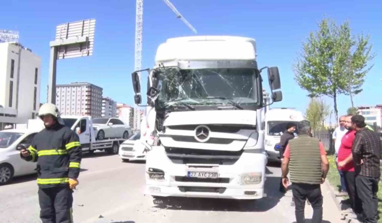 gaziantepte-iki-tir-carpisti-bir-kisi-yaralandi-PxliQqXE.jpg