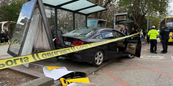 Gaziantep'te Otomobilin Otobüs Durağına Dalması Sonucu 5 Kişi Yaralandı Gaziantep’te Otomobilin Otobüs Durağına Dalması Sonucu 5 Kişi Yaralandı