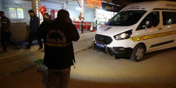 Gençler Arasındaki Kavga Kanlı Sonuçlandı: 1 Kişi Yaralandı Gençler Arasındaki Kavga Kanlı Sonuçlandı: 1 Kişi Yaralandı