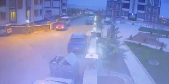 Geri Vitesle Park Halindeki Araca Çarpma Olayı Geri Vitesle Park Halindeki Araca Çarpma Olayı