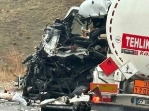 hakkaride-otobus-ile-tanker-arasinda-feci-carpisma-8-yarali-8CXOItdH.jpg