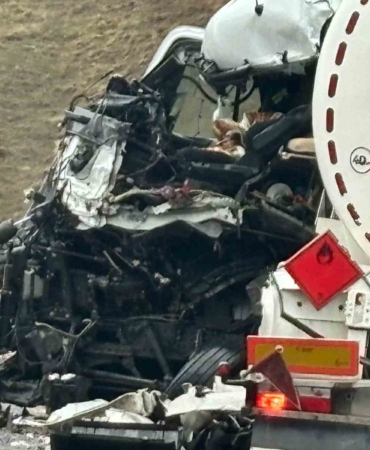 hakkaride-otobus-ile-tanker-arasinda-feci-carpisma-8-yarali-8CXOItdH.jpg
