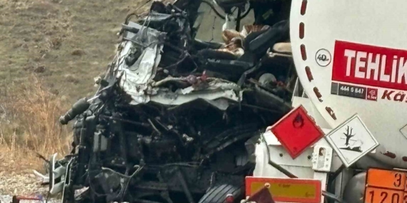 Hakkari’de Otobüs ile Tanker Arasında Feci Çarpışma: 8 Yaralı! Hakkari’de Otobüs ile Tanker Arasında Feci Çarpışma: 8 Yaralı!