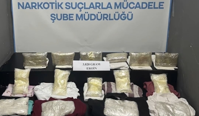 hakkaride-otomobilin-yakit-deposunda-21-kilo-440-gram-uyusturucu-madde-ele-gecirildi-sok-edici-SUeJ8yZ2.jpg