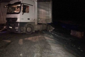 ilgar-daginda-buzlanma-nedeniyle-kayarak-yolu-kapatan-tir-olayi-XPcs9dfJ.jpg