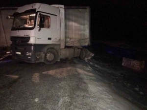 ilgar-daginda-buzlanma-nedeniyle-kayarak-yolu-kapatan-tir-olayi-XPcs9dfJ.jpg