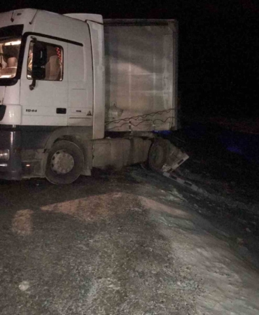 ilgar-daginda-buzlanma-nedeniyle-kayarak-yolu-kapatan-tir-olayi-XPcs9dfJ.jpg