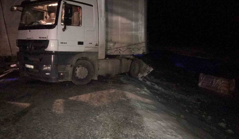 ilgar-daginda-buzlanma-nedeniyle-kayarak-yolu-kapatan-tir-olayi-XPcs9dfJ.jpg