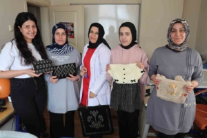 kadinlar-el-sanatlari-kursunda-sosyalleserek-yeni-yetenekler-ediniyor-fVOmt688.jpg