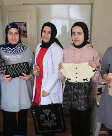 kadinlar-el-sanatlari-kursunda-sosyalleserek-yeni-yetenekler-ediniyor-fVOmt688.jpg