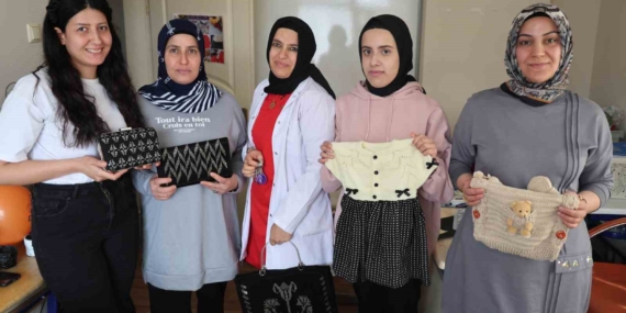 Kadınlar El Sanatları Kursunda Sosyalleşerek Yeni Yetenekler Ediniyor Kadınlar El Sanatları Kursunda Sosyalleşerek Yeni Yetenekler Ediniyor