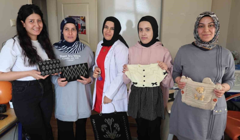 kadinlar-el-sanatlari-kursunda-sosyalleserek-yeni-yetenekler-ediniyor-fVOmt688.jpg