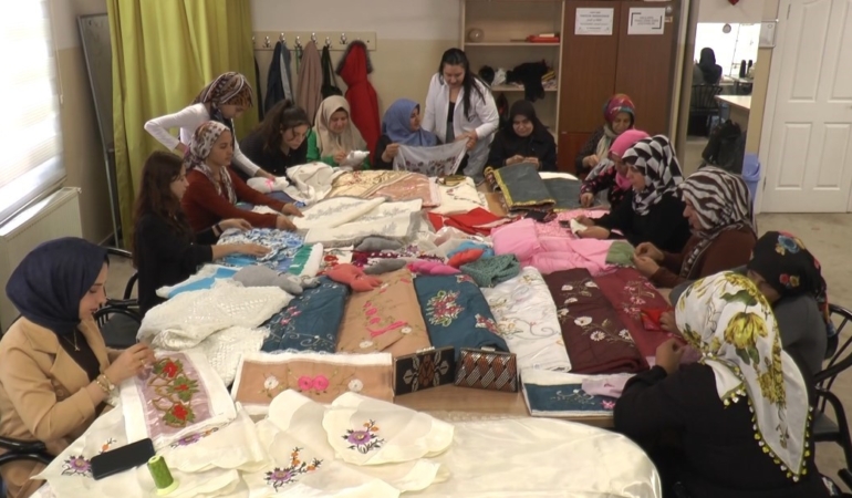 kadinlar-meslek-edinerek-aile-butcesine-katki-sagliyor-guclu-gelecekler-icin-bir-adim-wZhuwgOC.jpg
