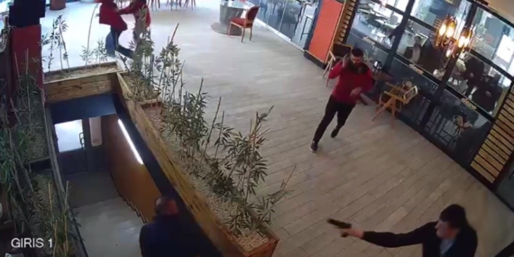 Kağızman'da Bir Hayat Kaybı: Olay Anları Kamerada Kağızman’da Bir Hayat Kaybı: Olay Anları Kamerada