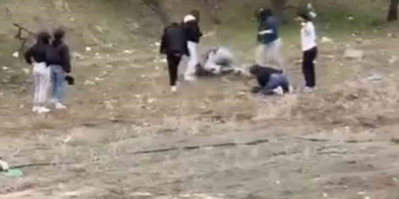 Kameralara Yansıyan Genç Kızların Tekme Tokat Savaşının Şaşırtıcı Anları Kameralara Yansıyan Genç Kızların Tekme Tokat Savaşının Şaşırtıcı Anları