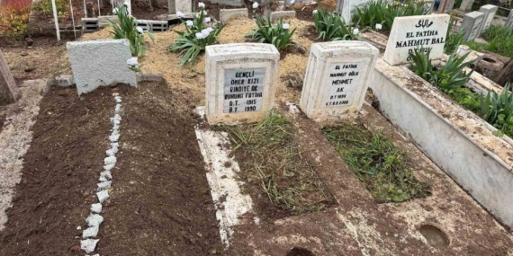 Karabük'teki Feci Kazada Hayatını Kaybeden Anne Uluışık, Diyarbakır'da Çocuklarının Yanında Defnedildi Karabük’teki Feci Kazada Hayatını Kaybeden Anne Uluışık, Diyarbakır’da Çocuklarının Yanında Defnedildi